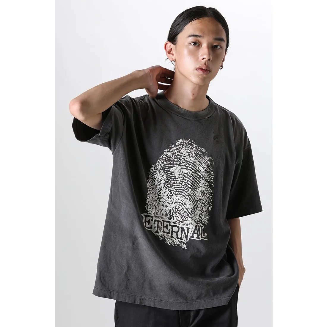 SAINT Mxxxxxx CHOSEN SS TEE/BLK Burst pattern/fingerprint print Chosen Tee Washed black S-XL Look for cylindrical fabrics without side seams. Don’t buy open-width fabrics anymore. It’s boring. Assute garment dyeing. Spray the whole piece with Ma Liu. Re-spray heavy fade. Collar and cuffs are frayed. Many places are broken. Authentic grade printing restored. Original consistent main mark/wash mark/with little angel anti-counterfeiting label.
